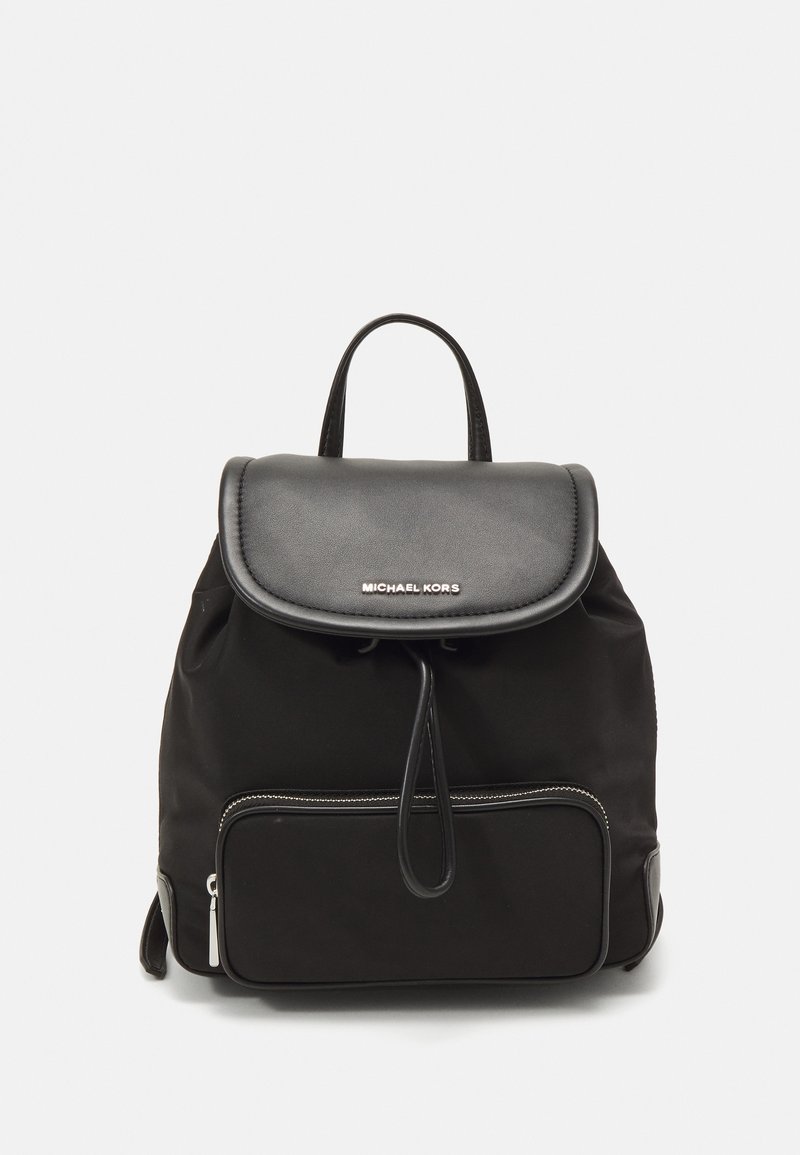 Sac à dos noir Michael Kors avec rabat en cuir et poche frontale zippée, bretelles réglables et poignée supérieure, sur fond blanc.