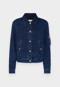 Giacca in denim blu scuro con collo a camicia, bottoni a scatto argentati, due tasche frontali e una tasca con zip sulla manica.