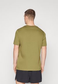 Champion ICONS CREWNECK WITH LARGE LOGO - Nyomott mintás póló - olive