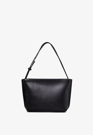 Bolso de mano de piel negra con un diseño estructurado, correa ajustable y logotipo en relieve. Textura suave y estilo minimalista.