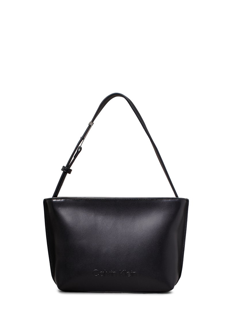 Czarna skórzana torebka o zorganizowanym kształcie, z regulowanym paskiem i wytłoczonym logo. Gładka faktura i minimalistyczny styl.