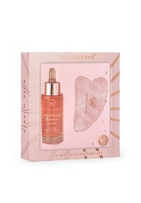 Zestaw z krystalicznego różowego kwarcu z różowym połyskującym serum w szklanej buteleczce z kroplomierzem oraz aplikatorem w kształcie serca z różowego kwarcu.