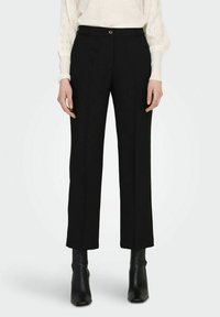 Pantalones negros ajustados con un ajuste de pierna recta, cuentan con un cierre de botón y pliegues definidos, fabricados con una tela suave.