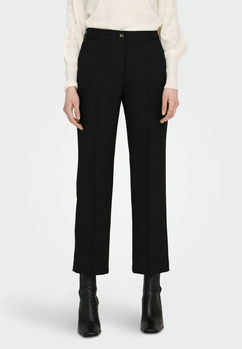 Pantalones negros ajustados con un ajuste de pierna recta, cuentan con un cierre de botón y pliegues definidos, fabricados con una tela suave.