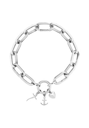 Grove zilveren kettingarmband met hart-, anker- en zwaardbedel op een witte achtergrond.