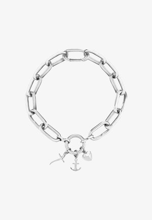 Gruba srebrna bransoletka z łańcuszkiem ozdobiona zawieszkami w kształcie serca, kotwicy i miecza na białym tle.