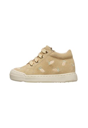 Sneaker per bambini in camoscio color tan con forme pastello ricamate, suola in gomma color crema e lacci coordinati con occhielli dorati, vista laterale su sfondo bianco.