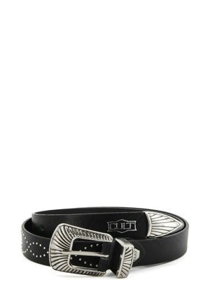 Cintura in pelle nera con una fibbia decorativa in tonalità argento e dettagli con borchie lungo la cinghia, dal texture liscia.