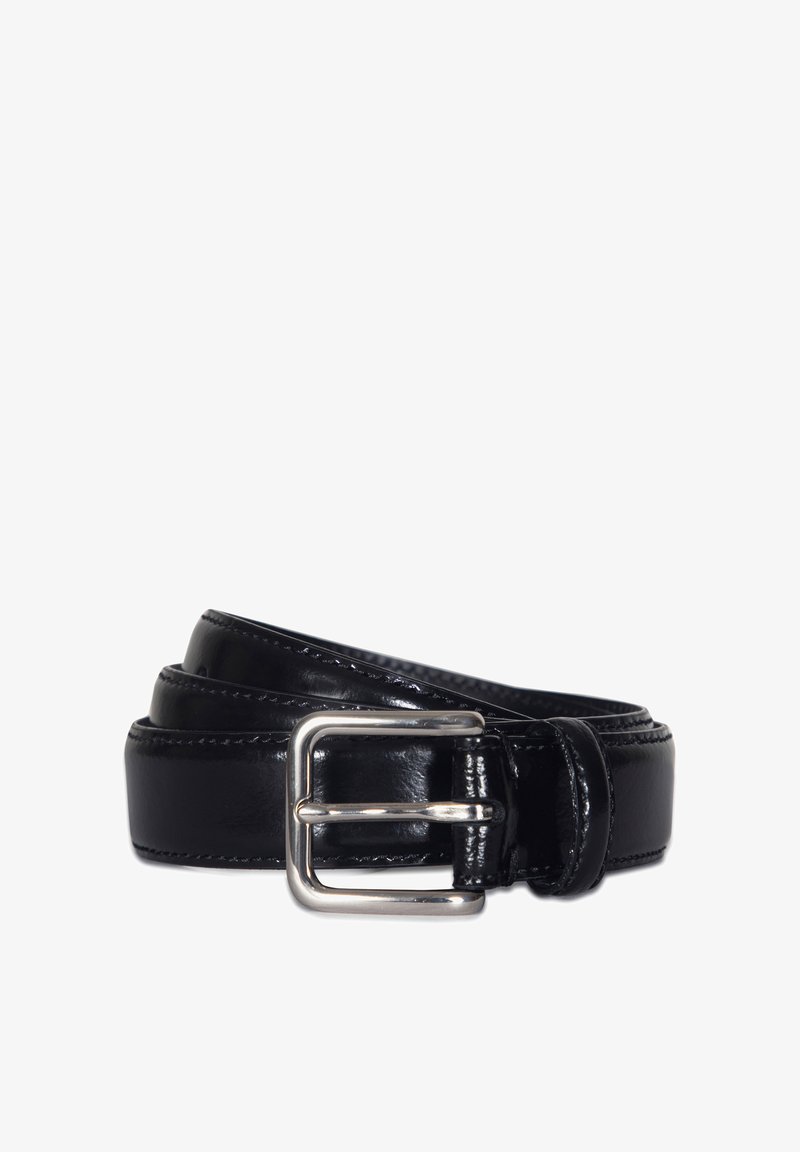Ceinture en cuir noir à finition brillante, avec boucle rectangulaire en argent et coutures ton sur ton. La ceinture est roulée pour la présentation, mettant en valeur sa texture.