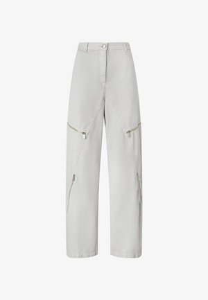 Pantalones de tiro alto en gris claro con piernas anchas, dos bolsillos laterales con cremallera y costuras mínimas. Fabricados en una tela suave y texturizada.