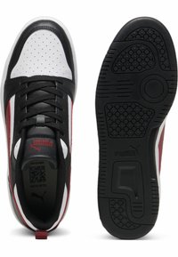 Černé, bílé a červené sportovní boty s hladkým koženým svrškem, perforovanou špičkou a texturovanou gumovou podrážkou. Mají ploché tkaničky a logo.