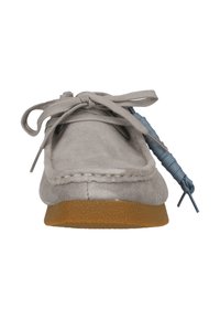 Mocassin en suédine grise avec un bout rond, semelle rembourrée et lacets bleus. Présente des coutures contrastantes et une semelle extérieure texturée.