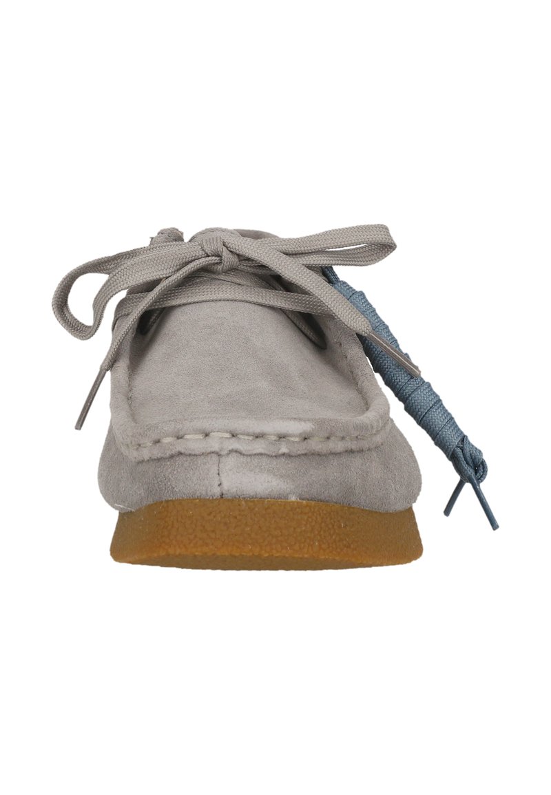Zapato mocasín de ante gris con puntera redonda, suela acolchada y cordones azules. Presenta costuras en contraste y una suela texturizada.