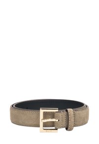 Suède riem in licht taupe met een gouden metalen gesp. Beschikt over een gladde binnenkant en gestikte randen voor duurzaamheid.