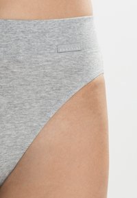 Grijze katoenen bikini slip met een zachte tailleband, platte stiksels en een klein logotag. Heeft een klassieke snit en een gladde textuur.