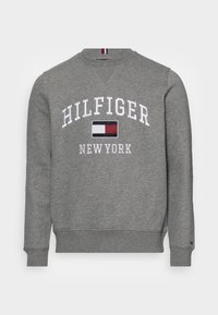 Felpa grigia in cotone misto, con polsini e orlo a costine, testo ricamato "HILFIGER NEW YORK" e logo al centro.