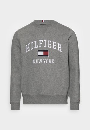 Grå sweatshirt av bomullsblandning, med ribbade ärmslut och nederkant, broderad text "HILFIGER NEW YORK" och logotyp i mitten.