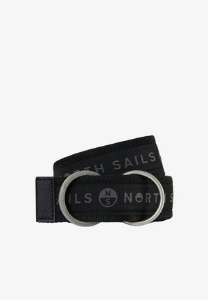 Cintura in tessuto nero con due anelli in metallo argentato. Presenta una ripetizione del marchio in grigio con il testo "NORTH SAILS". Texture morbida con un design intrecciato.