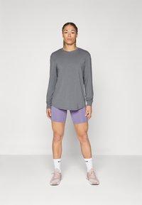 Nike Performance ONE RELAXED - Hosszú ujjú felső - iron grey/black