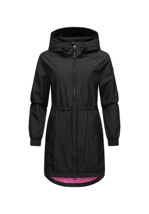 Manteau long noir imperméable avec capuche, taille élastique, fermeture éclair et doublure intérieure rose. Possède des poignets élastiques et un ourlet arrondi.
