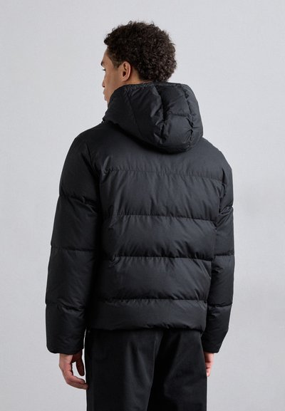 Sort puffersjakke med hætte, der har et quiltet design og elastiske manchetter, set fra ryggen. Blød tekstur, isoleret materiale.