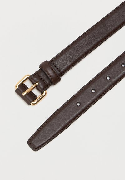 Καφέ δερμάτινη ζώνη με λείο υφή, διακοσμημένη με μια χρυσή αγκράφα σε ορθογώνιο σχήμα και πολλαπλές τρύπες ρύθμισης κατά μήκος της ζώνης.