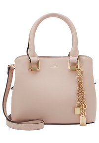 Różowa syntetyczna torebka o gładkiej fakturze, z złotymi elementami, podwójnymi uchwytami na górze, odpinanym paskiem na ramię oraz ozdobnym łańcuszkiem z zamkami.