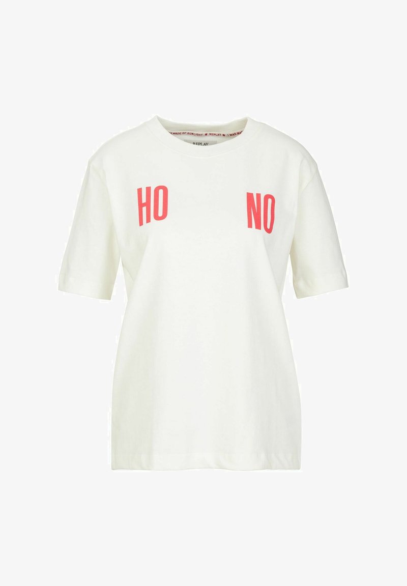 Witte katoenen t-shirt met dikke rode tekst "HO" en "NO" op de voorkant, met een ontspannen pasvorm en korte mouwen.