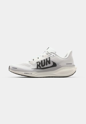 Baskets de course blanches avec tige en mesh, grand graphique noir "RUN", accents gris clair et semelle amortie arborant le logo "AIR 200M".