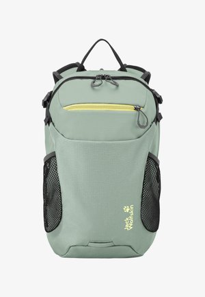 Hellgrüner Rucksack von Jack Wolfskin mit gelbem Reißverschluss, schwarzen Netzseitentaschen und einem Tragegriff oben, dargestellt vor weißem Hintergrund.