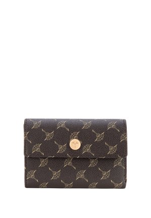 Petit portefeuille marron foncé avec motif floral doré et fermeture par bouton rond doré sur fond blanc.