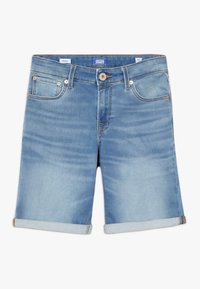 Pantalones cortos de mezclilla azul claro con dobladillo enrollado, diseño de cinco bolsillos, cierre frontal con botón y detalles de costura en contraste.