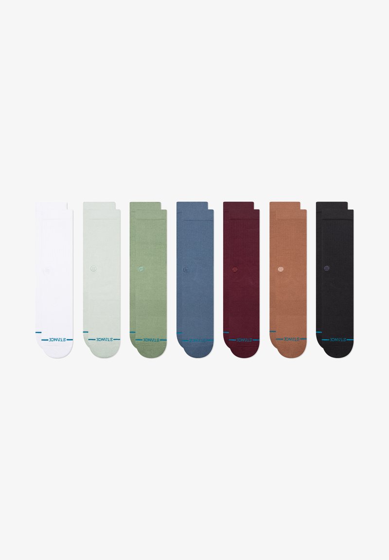 Set de șapte șosete în culori variate: alb, verde deschis, verde închis, albastru, burgund, marron și negru. Fiecare are o textură ribbată și detaliu cu logo.