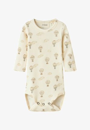 Kreminės spalvos kūdikio bodis su ilgomis rankovėmis, pasižymintis subtiliu grūdėtu tekstūru ir atspausdintais karšto oro balionais bei debesimis. Spaudimo uždarymas apačioje.