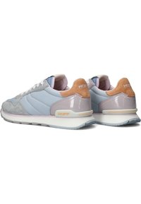 Zapatillas en azul claro y gris con acabado en ante y charol, que presentan un acento en rosa y una suela texturizada. Logo "HOFF" en el talón.