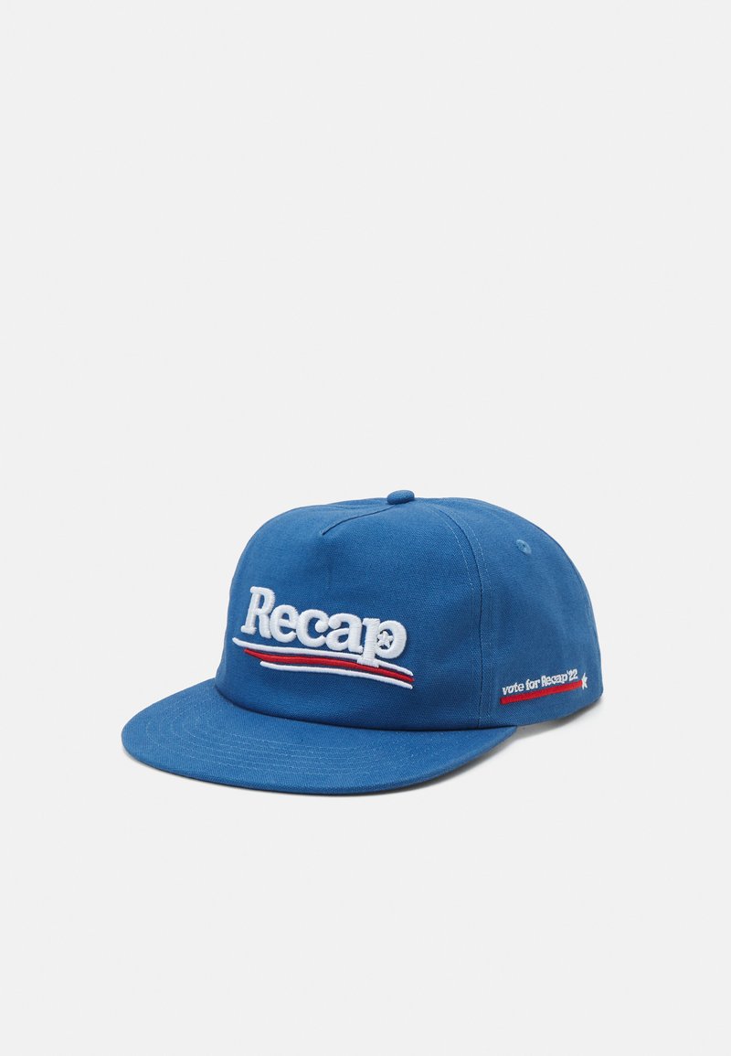 Boné azul feito de algodão, apresentando bordado branco "Recap" com detalhes em vermelho e branco. A aba é lisa; inclui um pequeno patch com a inscrição "vote for Recap '12."