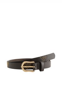 Brūns ādas jostas ar zelta metāla sprādzi, kas satur kniedētus akcentus vienā pusē trīsstūra rakstā. Platums ir vienmērīgs visā garumā.