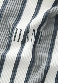 Next REGULAR FIT - VERTICAL STRIPE - T-shirts print - grey white