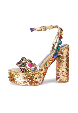 Sandales à talons hauts avec une surface recouverte de paillettes dorées, ornées de pierres précieuses multicolores, dotées d'une plateforme épaisse et d'une bride à la cheville.