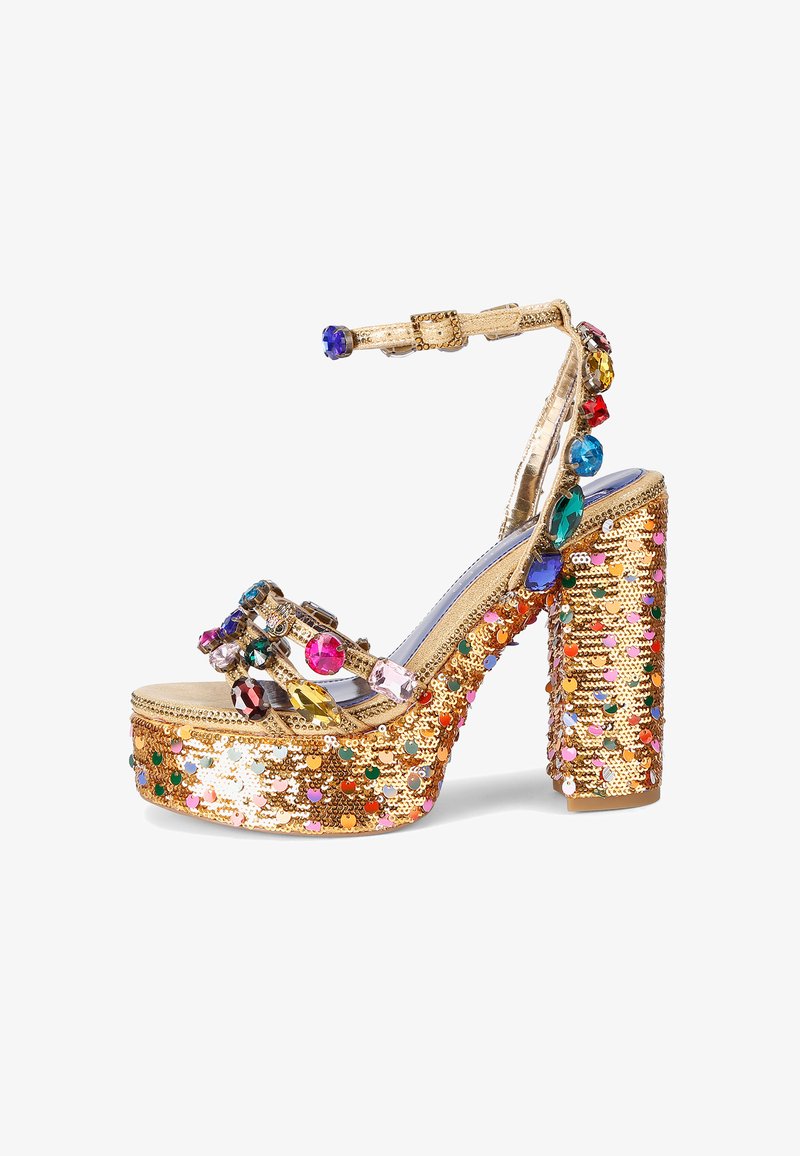 Sandales à talons hauts avec une surface recouverte de paillettes dorées, ornées de pierres précieuses multicolores, dotées d'une plateforme épaisse et d'une bride à la cheville.