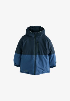Blauer Puffer-Jacke mit Kapuze, bestehend aus einem oberen Abschnitt in dunklem Marineblau und einem unteren Abschnitt in einem helleren Blau. Besitzt einen Reißverschluss vorne und seitliche Taschen.