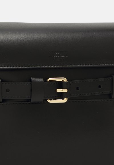 Saco de couro preto com um design plano, um detalhe em fivela dourada e logotipo em relevo. Textura suave com costura cuidadosa.