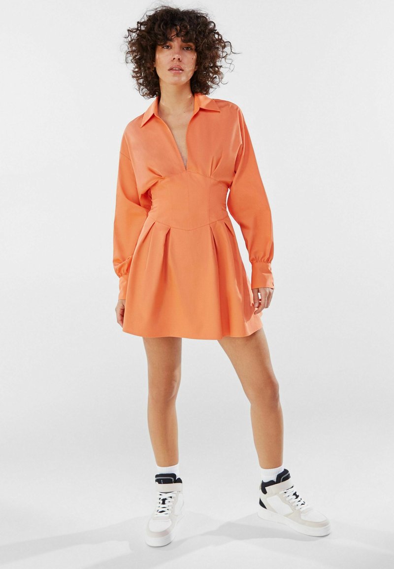 Bershka Mit Korsett Und Schleife Am Rucken Freizeitkleid Orange Zalando De