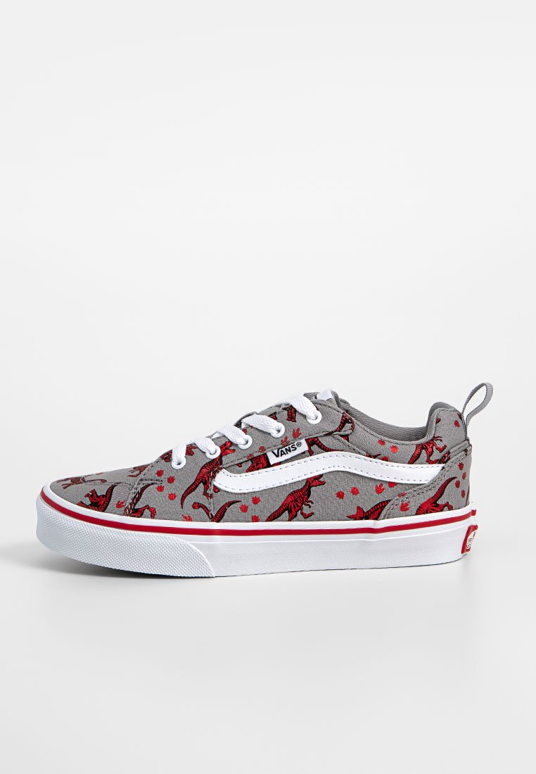 Zapatillas de lona grises con estampado de dinosaurios rojos, cordones blancos, una franja blanca en el costado y acentos rojos en la suela. Diseño clásico de corte bajo.