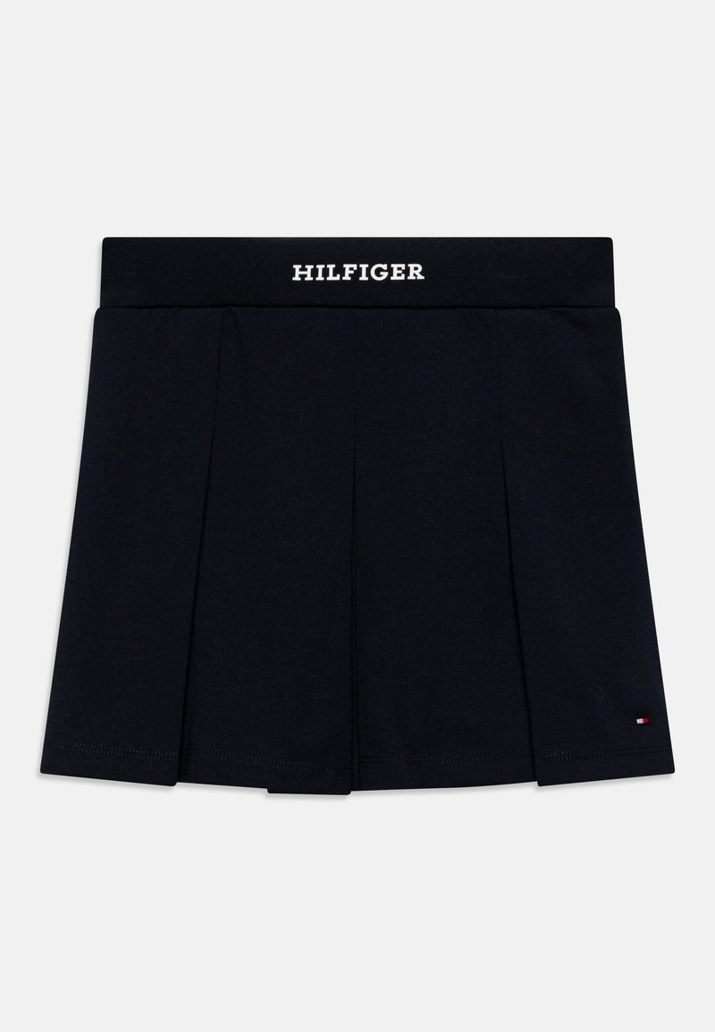 Jupe plissée bleu marine en coton, avec une large ceinture arborant le logo "HILFIGER" et un petit logo en accent sur l'ourlet.