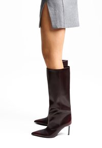 Bershka WIDE-LEG Stivali con i tacchi dark red/rosso scuro