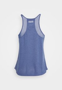 Canottiera da corsa blu realizzata in tessuto leggero, con design a schiena scoperta, dettagli in rete e una vestibilità morbida con orlo arrotondato.