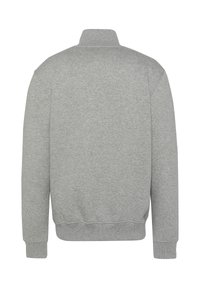 Sudadera gris con un cuello alto, mangas largas, puños y dobladillo acanalados, hecha de una tela suave y texturizada. Sin logotipos ni patrones visibles.