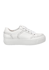 Sneaker in pelle bianca con borchie argentate sui lati e sulla punta, lacci bianchi piatti e suola in gomma testurizzata.