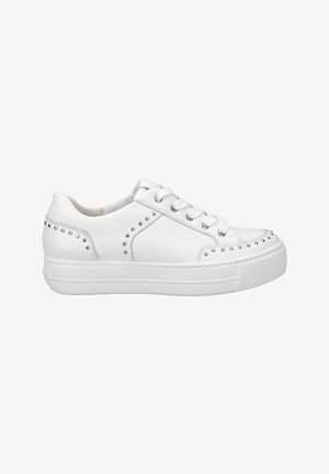 Sneaker in pelle bianca con borchie argentate sui lati e sulla punta, lacci bianchi piatti e suola in gomma testurizzata.
